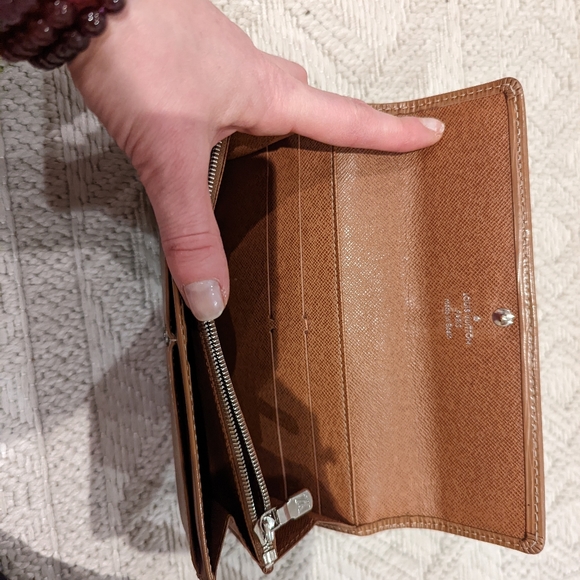 Luis Vuitton Epi Wallet - Picture 12 of 14